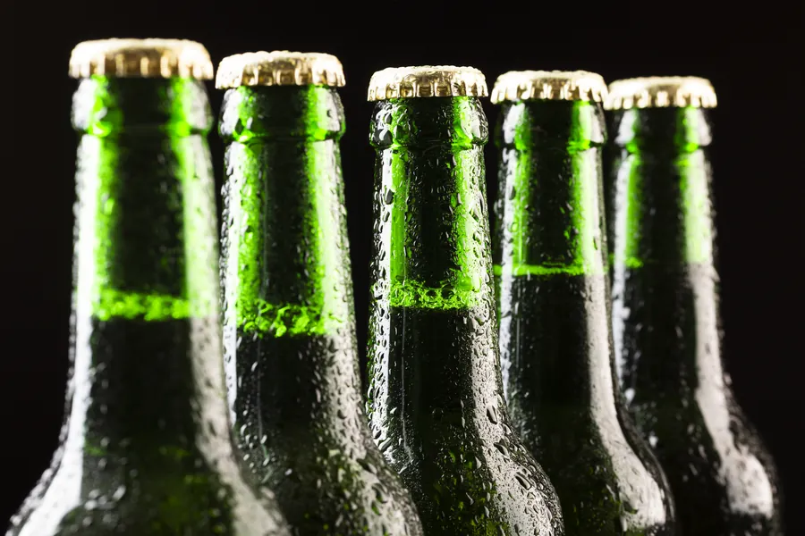 Fila de botellines de cerveza fríos
